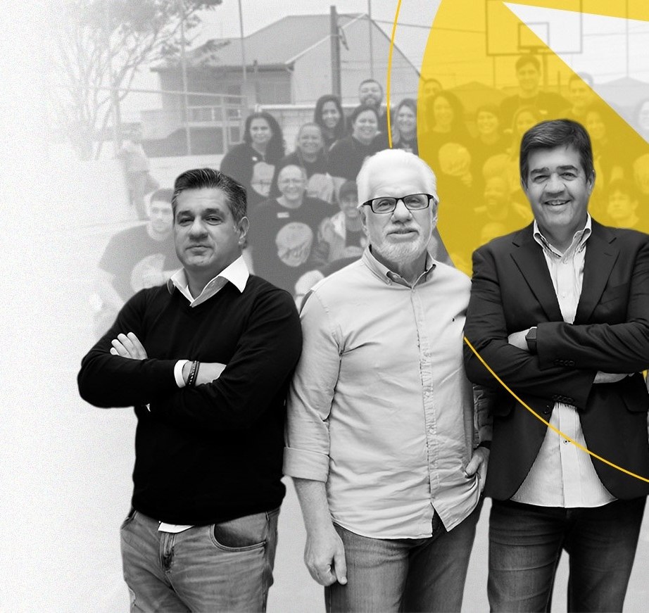 Sócios da Proxx com a equipe ao fundo